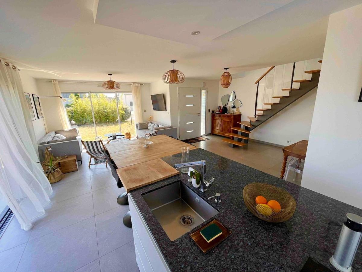 Beautiful New House Near And Train Station Hébergement de vacances *