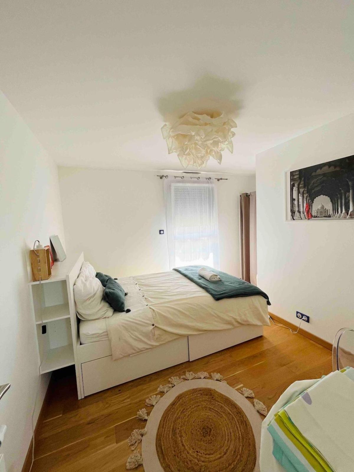 Beautiful New House Near And Train Station *