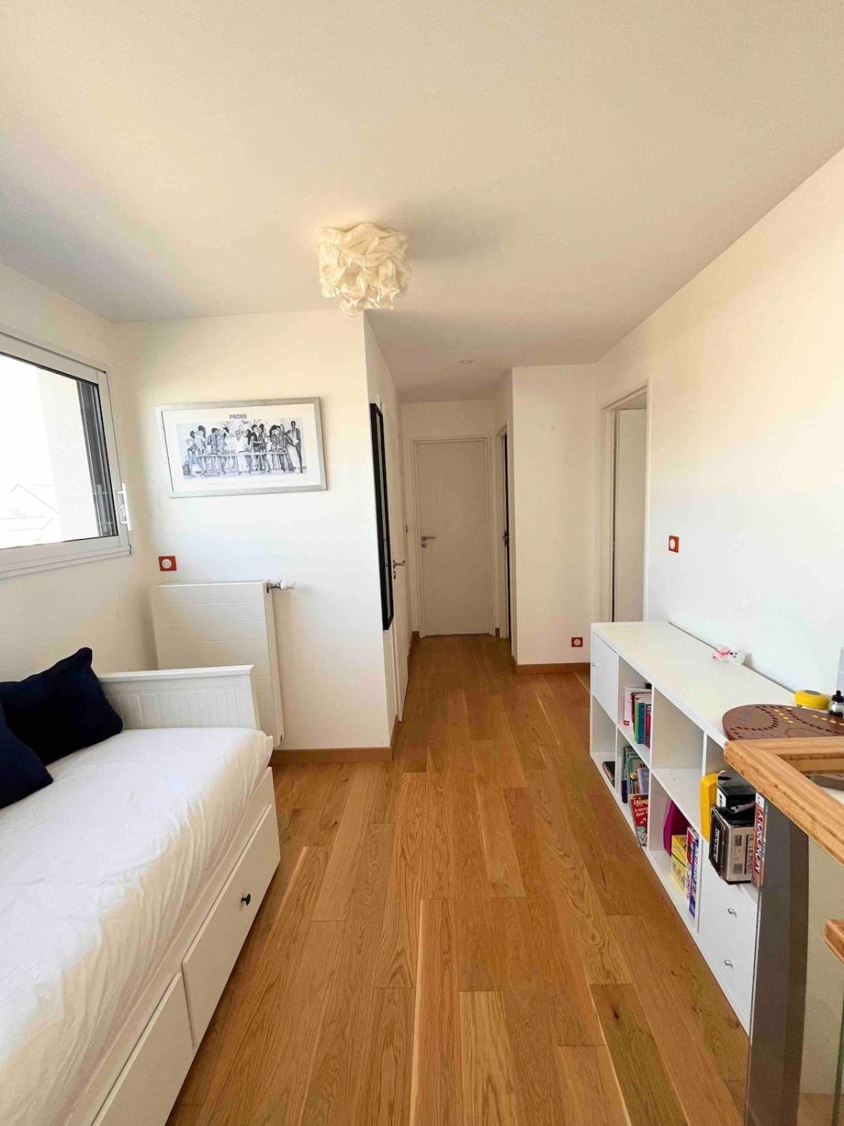 Beautiful New House Near And Train Station Hébergement de vacances