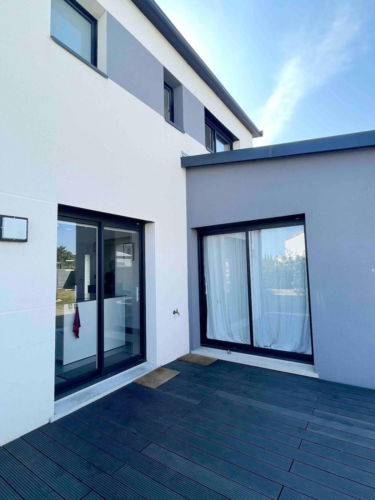 Beautiful New House Near And Train Station Hébergement de vacances *