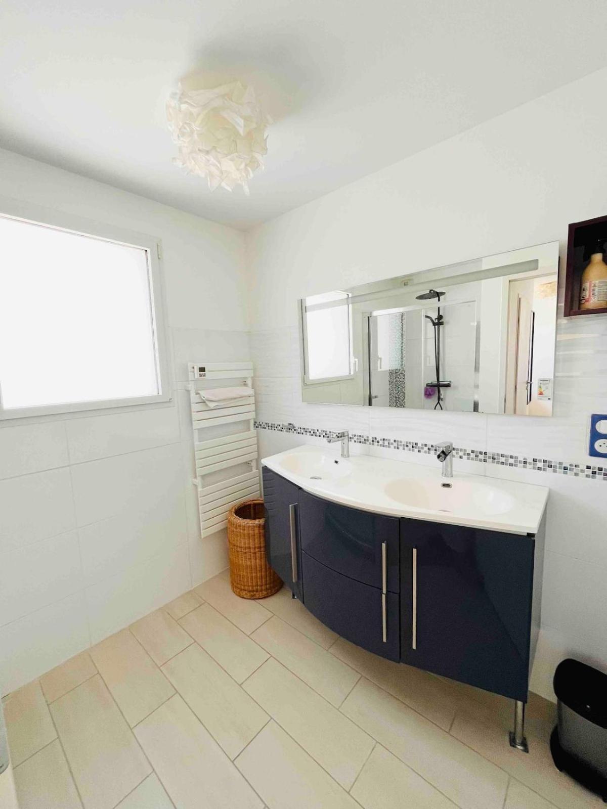 Beautiful New House Near And Train Station Hébergement de vacances *