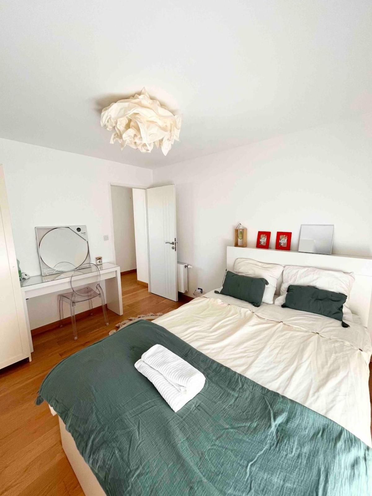 Hébergement de vacances Beautiful New House Near And Train Station *